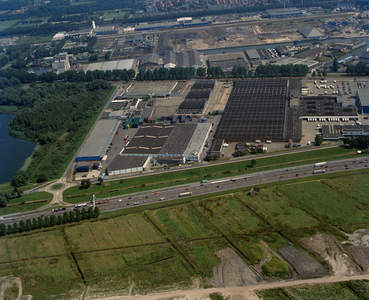 844633 Luchtfoto van een gedeelte van het bedrijventerrein Lage Weide te Utrecht, uit het zuidwesten. Op de voorgrond ...